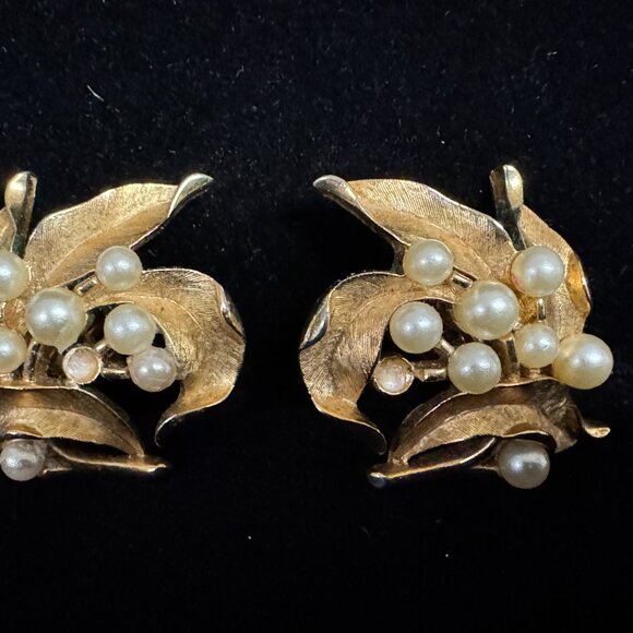 Vintage Crown Trifari Brushed Gold Tone Floral Brooch & Earrings Faux  Pearls - Picture 7 of 14